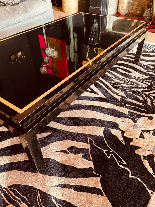 Black Lacquered Coffee Table With Walnut Inlay-20th-century-filth-black-table-3-main-637812393152624870.jpg