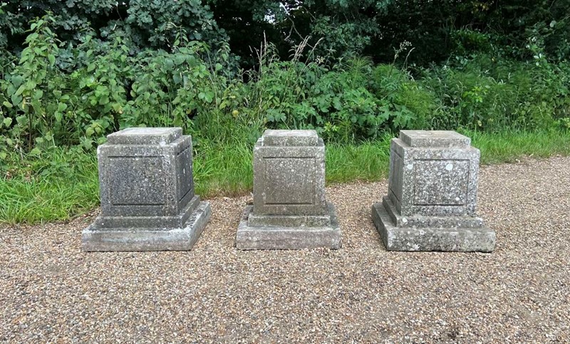 Portland Stone Pedestals-578b22be-565d-4f9d-9f27-544e24f41d2f.jpg
