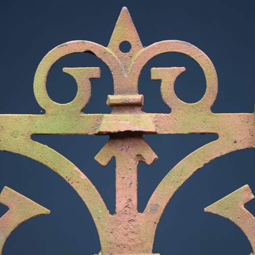 19Th Century Wall Railing Cast Iron Garden Edging Antique Ridge Rail Finial 