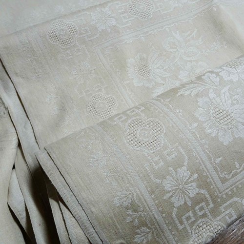 Excellent Heavy Linen Tablecloth And 12 Napkins
