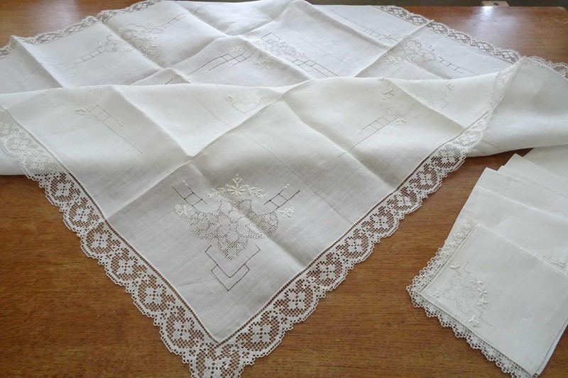 Fine Linen Tablecloth And Six Napkins-amanda-leader-39uk21-lawn-cloth-6-napkins-0003-main-637534830418787924.jpg