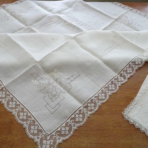 Fine Linen Tablecloth And Six Napkins