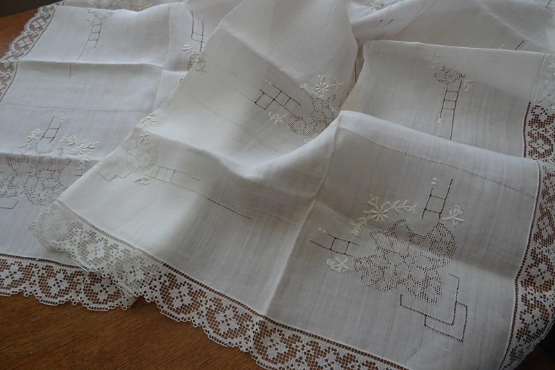 Fine Linen Tablecloth And Six Napkins-amanda-leader-39uk21-lawn-cloth-6-napkins-0007-main-637534831278939671.jpg