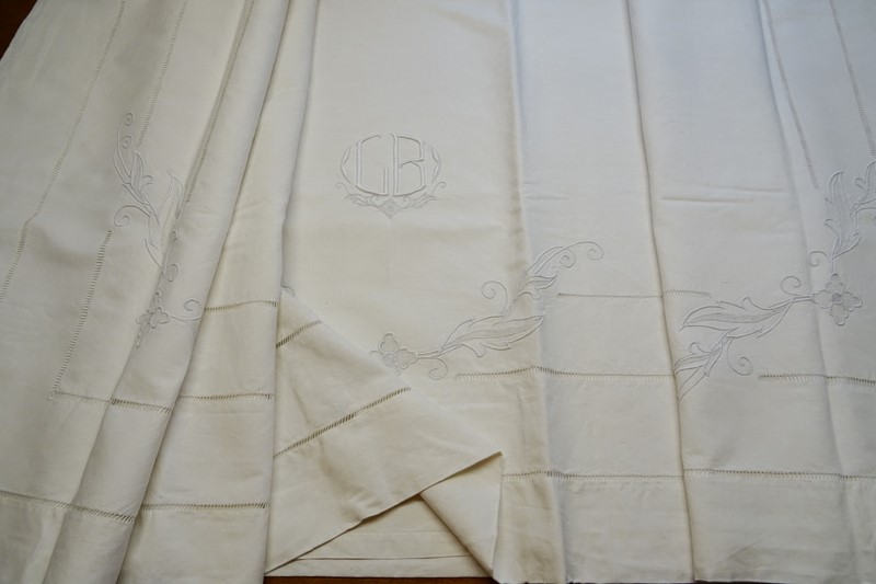 Embroidered linen sheet with matching pillowcases-amanda-leader-61emd22-white-metis-w-pcases-0001-main-638081798898943277.jpg