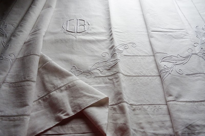 Embroidered linen sheet with matching pillowcases-amanda-leader-61emd22-white-metis-w-pcases-0002-main-638081798950348734.jpg