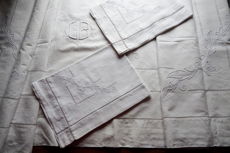 Embroidered linen sheet with matching pillowcases-amanda-leader-61emd22-white-metis-w-pcases-0005-main-638081798212233543.jpg