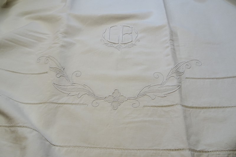 Embroidered linen sheet with matching pillowcases-amanda-leader-61emd22-white-metis-w-pcases-0012-main-638081799435811312.jpg