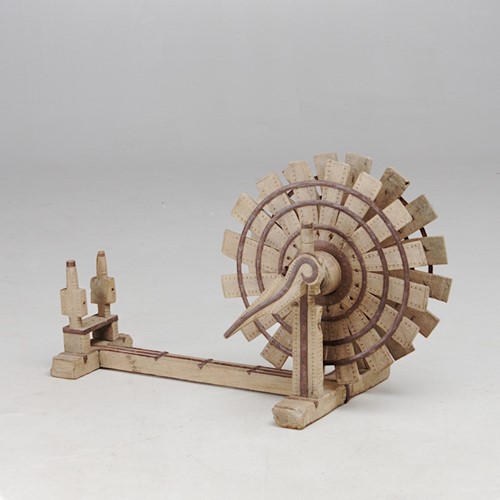 Wooden yarn spinner