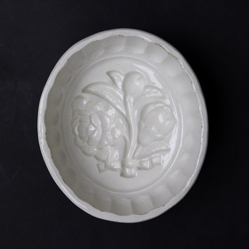 Wedgwood Pottery Jelly Mould With Flower And Bud Design