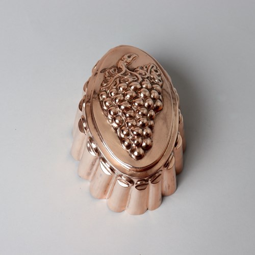 English Copper Mould With Bunch Of Grapes To Top