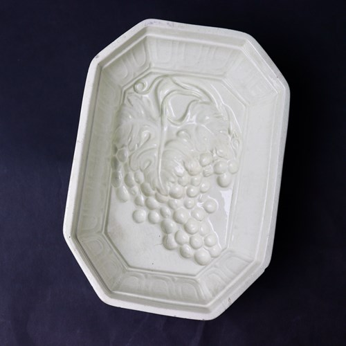 18Th Century Creamware Mould With Bunch Of Grapes To Base