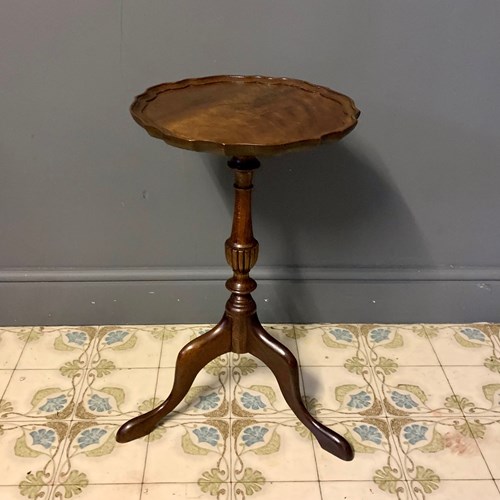 Vintage Wine Table With Scalloped Edge