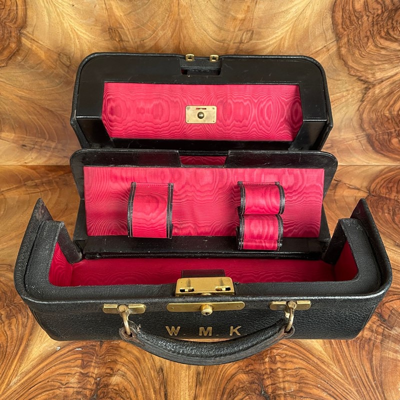 A Large Victorian Leather Travelling Case-collier-antiques-0-012349d7-146e-436b-a327-eed457ca09b3-main-638017075741030318.jpeg