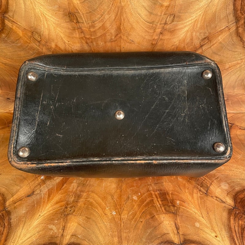 A Large Victorian Leather Travelling Case-collier-antiques-1-84f099b7-92de-457b-bf7a-a6cebeccaf49-main-638017075951635173.jpeg