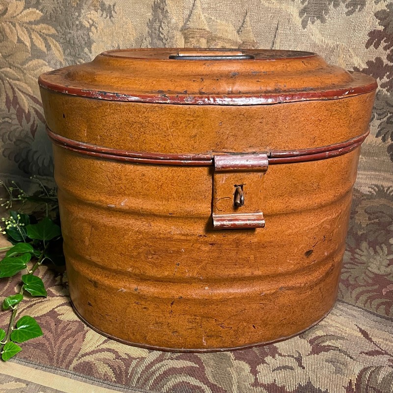 A Victorian Tin Hat Box-collier-antiques-2-0c92a209-2e06-445a-9ef3-cb43433f03a1-main-638024064942134673.jpeg