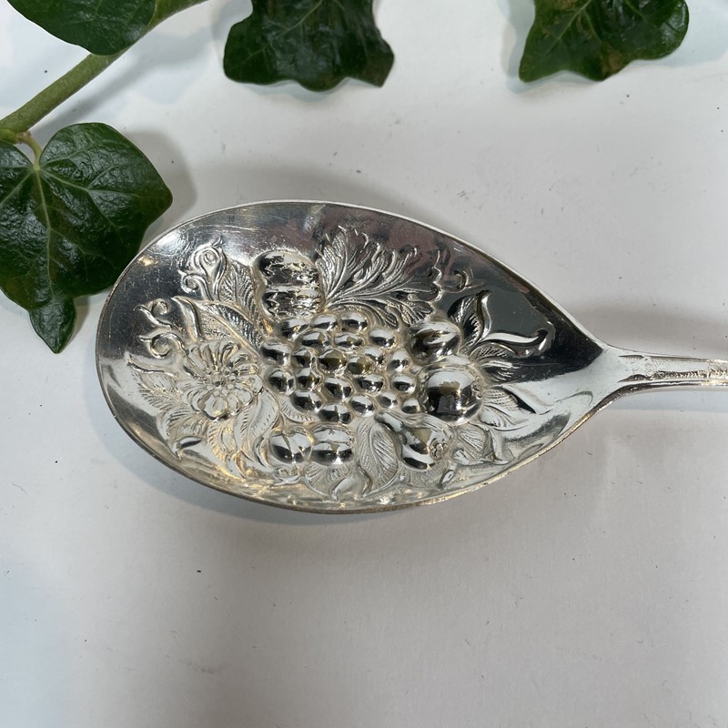 A Victorian Silver Plated Berry Serving Spoon-collier-antiques-2-img-1253-3-main-637937506229007734.jpeg