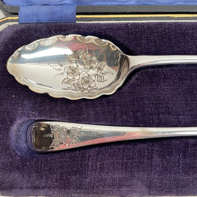 A Pair of Cased Silver Plated Spoons-collier-antiques-2-img-4900-main-638042291094045175.jpeg