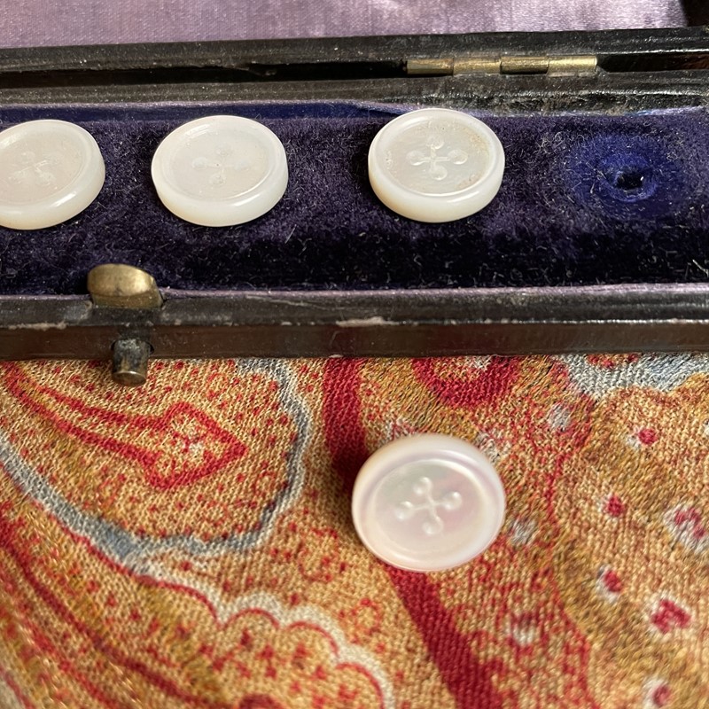 A Cased Set Of Mother Of Buttons-collier-antiques-2-img-8738-1-main-637862476288989386.jpeg
