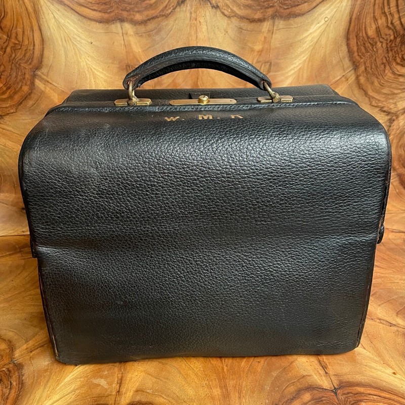 A Large Victorian Leather Travelling Case-collier-antiques-3-b78b3608-3c54-4d10-8b8a-5e9c76246b03-main-638017075977571770.jpeg
