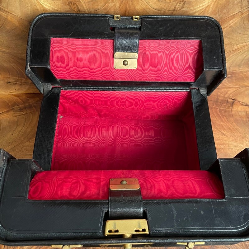 A Large Victorian Leather Travelling Case-collier-antiques-4-b7b14998-2ae9-4ecb-ace8-0530263b9718-main-638017075992571525.jpeg