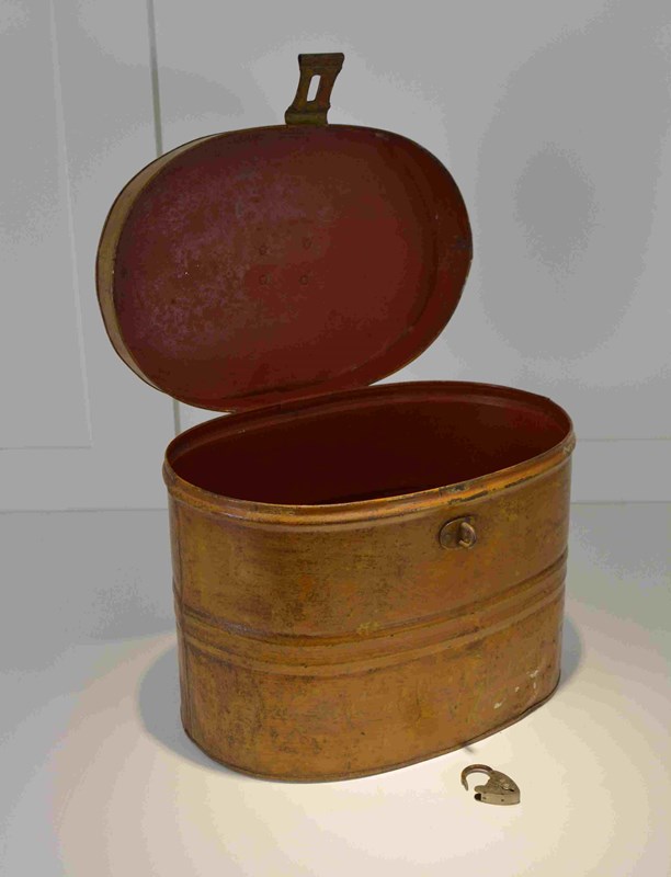 Toleware Hat Tin With Flat Top-decorative-collective-selection-phoenix-antiques-dsc-0106-main-638129395553966272-1-large-main-638135523244794520.JPG