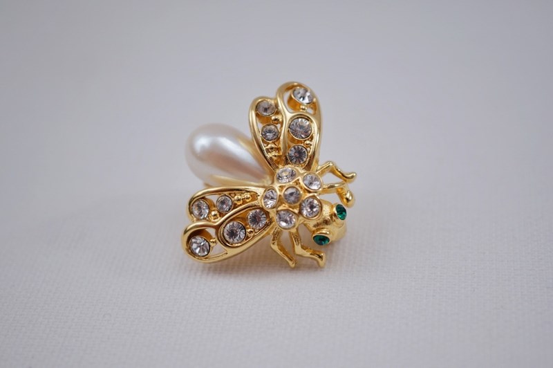 Vintage Joan Rivers Bee Pin Brooch, Signed-decorative-collective-selection-roomscape-dsc01202-1500x997-main-637721362910506588-large-main-638132717334561221.jpg