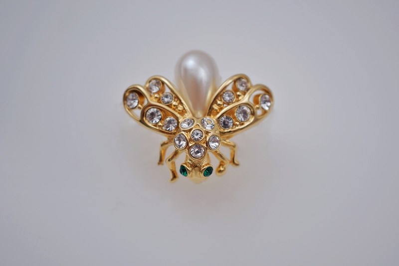 Vintage Joan Rivers Bee Pin Brooch, Signed-decorative-collective-selection-roomscape-dsc01232-1500x1001-main-637721363242693254-large-main-638132716877221899.jpg