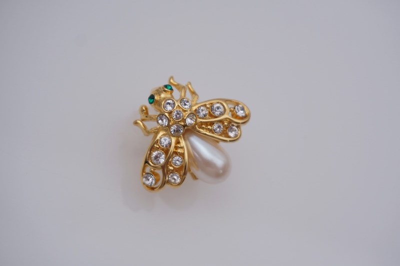 Vintage Joan Rivers Bee Pin Brooch, Signed-decorative-collective-selection-roomscape-dsc01248-1500x999-main-637721363055974866-large-main-638132717026438599.jpg