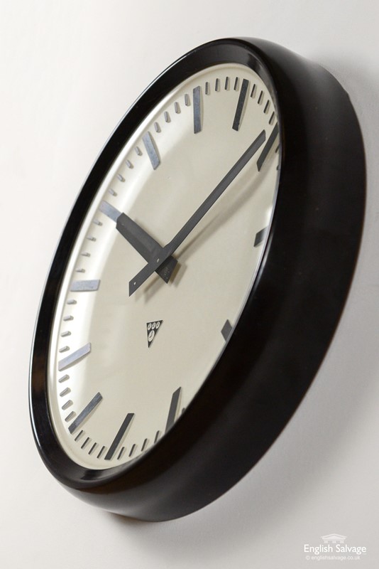 Mid-century bakelite clock with new mechanism-english-salvage-b0779-4-main-637689603208213720.jpg