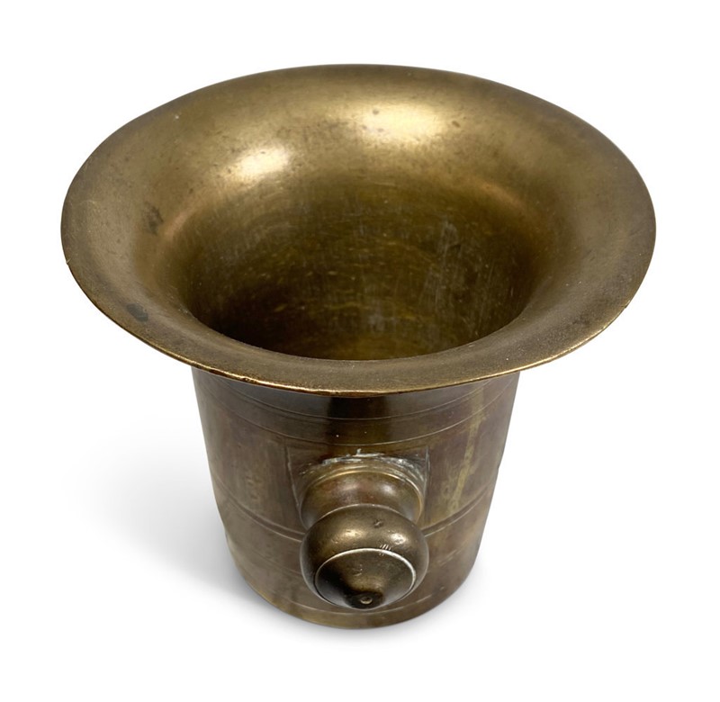 Brass Pestle And Mortar-fontaine-decorative-fon4680-b-webready-main-637775811564482662.jpg