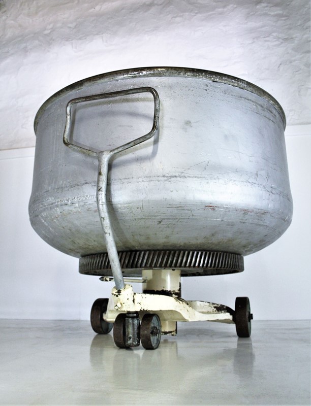 Cast iron bakery bowl-greencore-design-industrial-cast-iron-bakery-mixing-bowl-6-main-637341212466907382.jpg