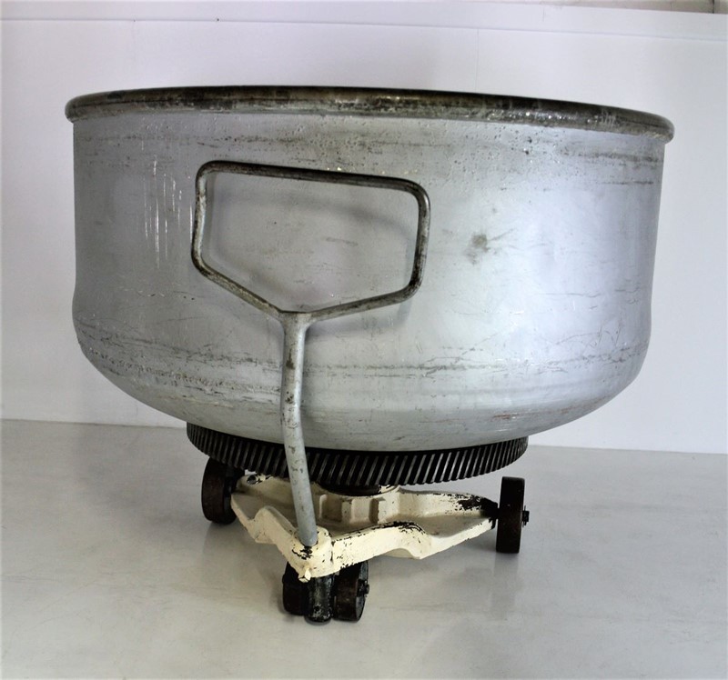 Cast iron bakery bowl-greencore-design-industrial-cast-iron-bakery-mixing-bowl-9-main-637341213426131803.jpg