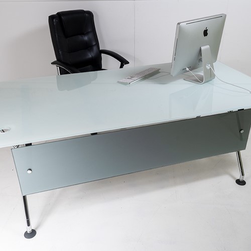 Executive ‘nomos’ desk by norman foster for tecno 