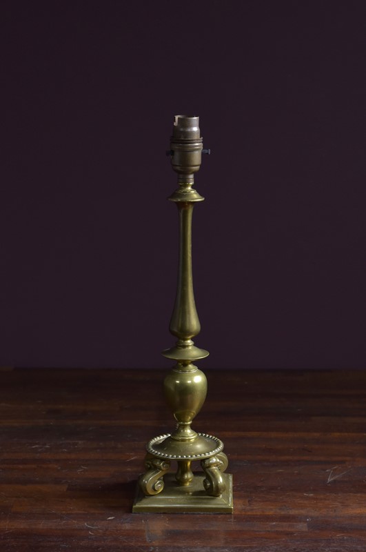 Edwardian Cast Brass Lamp-haes-antiques-dsc-9688cr-main-637897050733496173.jpg
