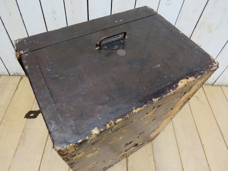 Antique English Trunk Or Coffee Table-harmony-antiques-img-6537-1024x768-main-638259854957430503.jpg