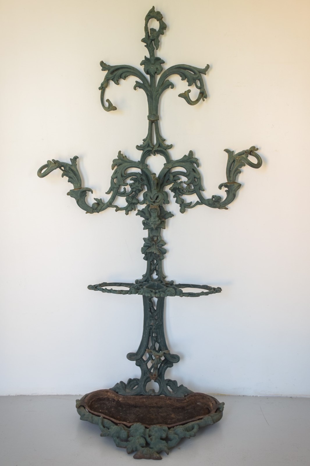 Ornate Victorian-Style Coat Rack In Cast Iron - The Hoarde Vintage