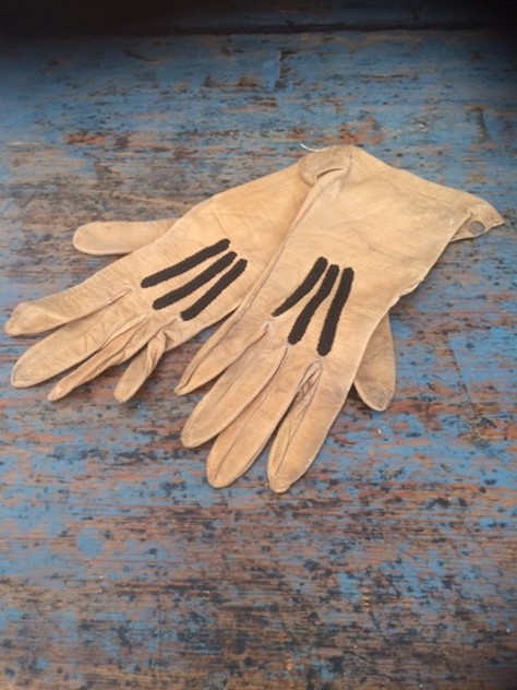 Small child's leather gloves-nikki-page-antiques-IMG_6777_main_636420656142719700.JPG