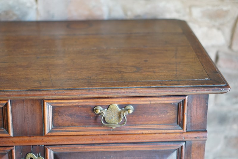 A William And Mary Walnut Chest On Stand -no43collectables-dsc04879-main-638250276023142239.JPG