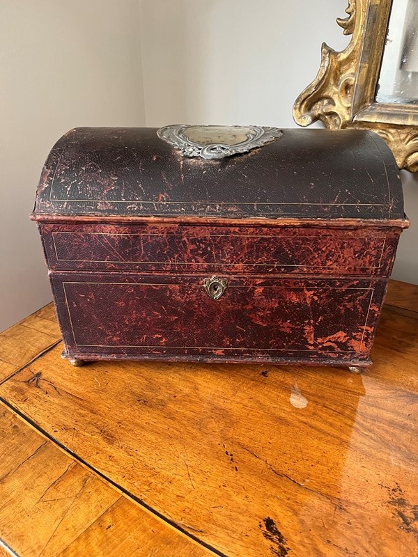 19th century French small leather trunk chest-paroy-8dad42ae-547c-4f39-99f5-7eb09fb941f3-main-638042723546110740.jpeg