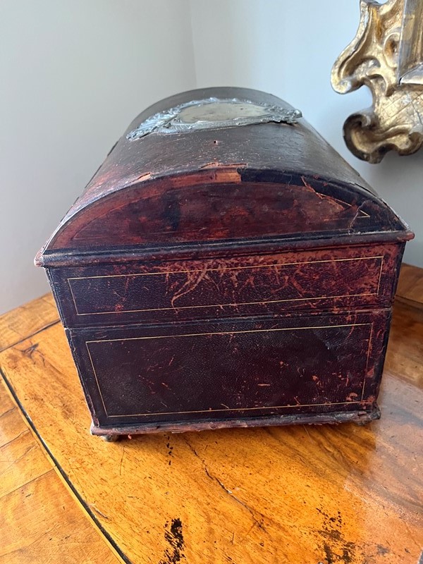 19th century French small leather trunk chest-paroy-98113a8a-9eef-44ea-8a07-84e39ec5970a-main-638042724676933233.jpeg