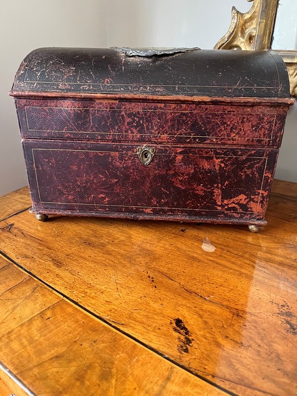 19th century French small leather trunk chest-paroy-fe684305-b254-4dbf-97e5-72e5871b07c9-main-638042724351313131.jpeg