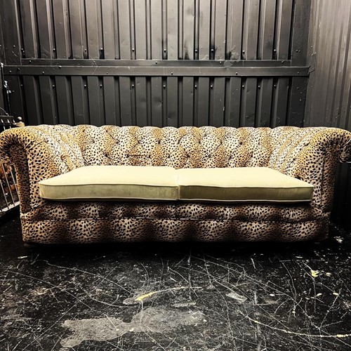 Stunning Victorian Antique Buttoned Chesterfield