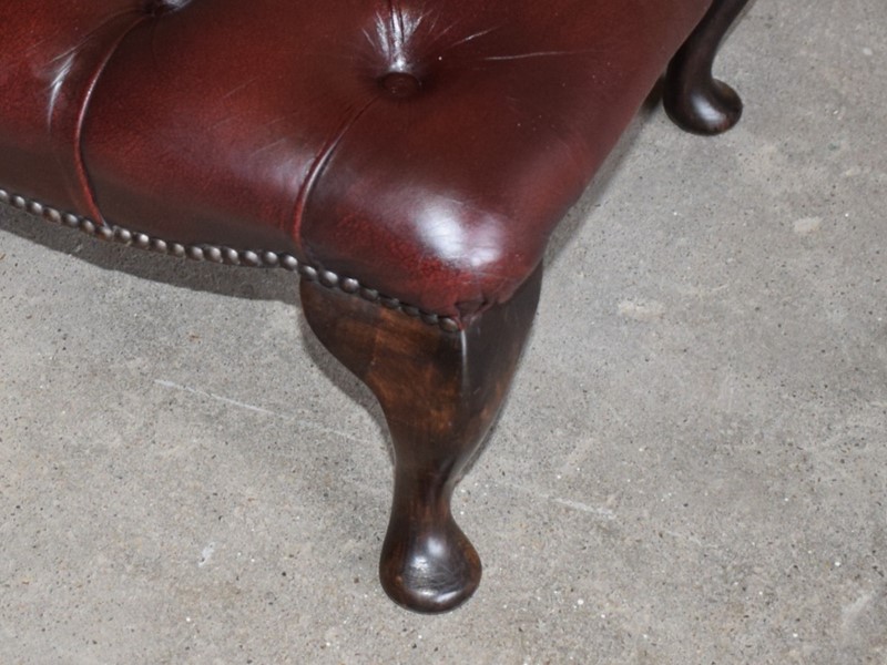 Vintage Burgundy Leather Chesterfield Foot Stool-saxongate-dsc-4381b-main-637891461145607976.JPG