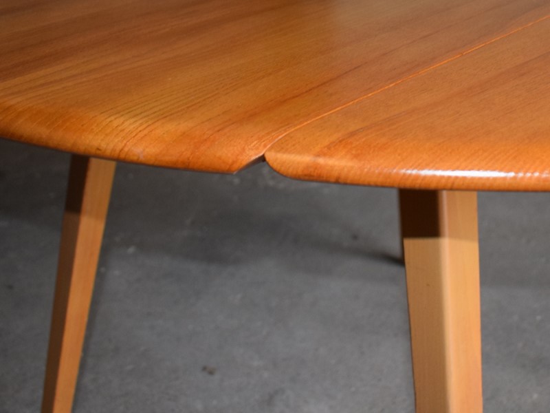 Ercol Light Elm Dining Table & Chairs -saxongate-dsc-7136-main-638103595876356062.JPG