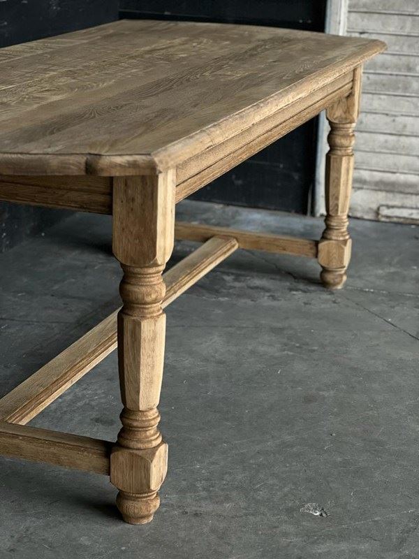 Deeper French Bleached Oak Farmhouse Dining Table -sussex-antiques-and-interiors-0a96ff39-e9bf-4679-89cd-e7e6ae3591de-main-638285784356595778.jpeg