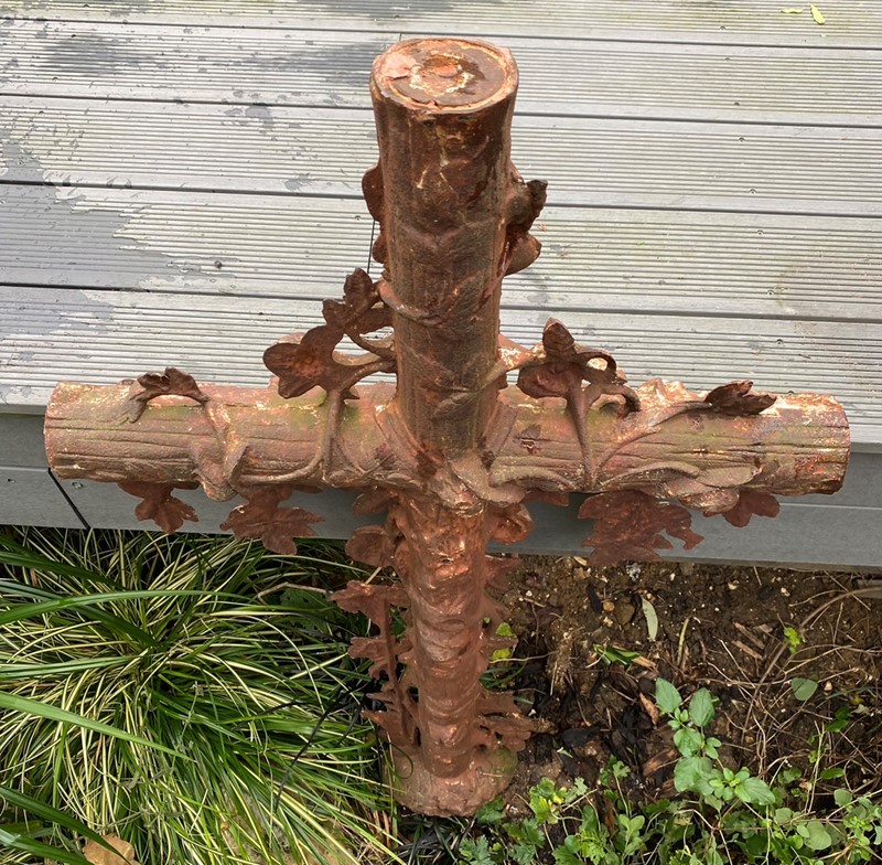 French Cast Iron Cross - Garden Ornament -sussex-antiques-and-interiors-0b31e5b1-9397-4879-94ab-378bd4a04285-main-637723071024133859.jpeg
