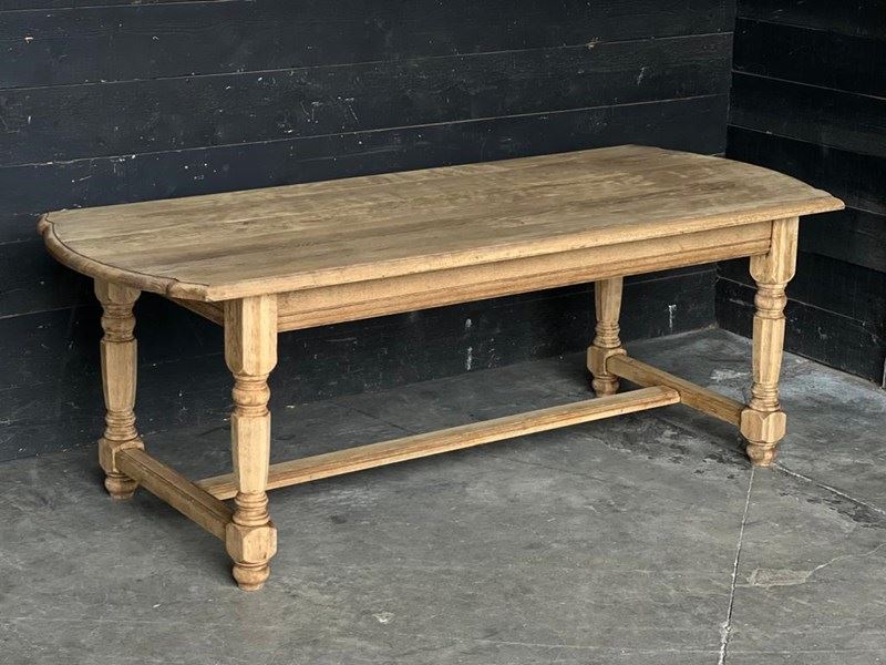 Deeper French Bleached Oak Farmhouse Dining Table -sussex-antiques-and-interiors-265b10e5-edd1-4178-a6ae-bf31abc2b8ca-main-638285784086754191.jpeg