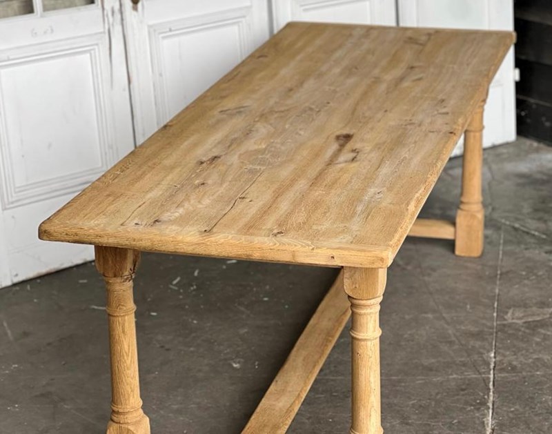 French Bleached Oak Farmhouse Dining Table -sussex-antiques-and-interiors-2d9d35f9-43d6-45ce-be72-d1860252dcc8-main-638182882680385301.jpeg