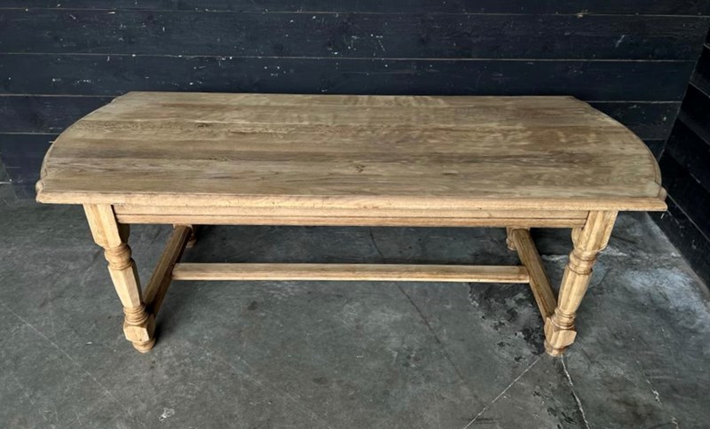 Deeper French Bleached Oak Farmhouse Dining Table -sussex-antiques-and-interiors-34ba9381-4413-4589-940e-d5a82a14f3d4-main-638285784375189265.jpeg