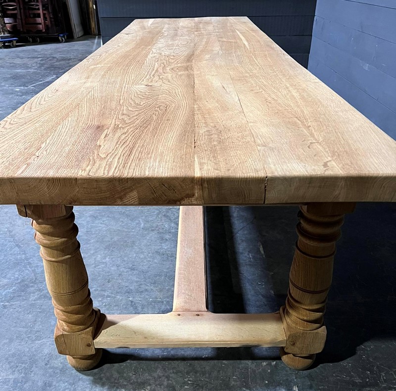 Huge French Bleached Oak Farmhouse Dining Table -sussex-antiques-and-interiors-47f634fa-816b-46a3-9f65-2c435bc9fd90-main-637995452793159271.jpeg